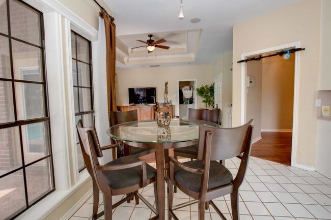 Foto del edificio - 5913 Woodmere Dr