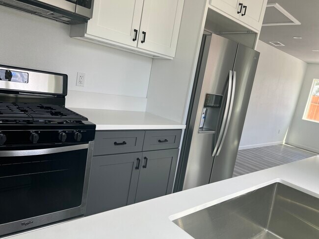 Foto del edificio - 1451 E 9th St