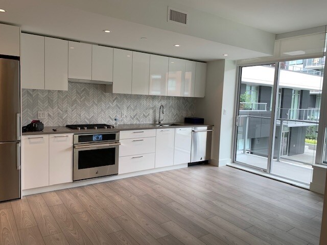 Kitchen - 3581 E Kent Av N