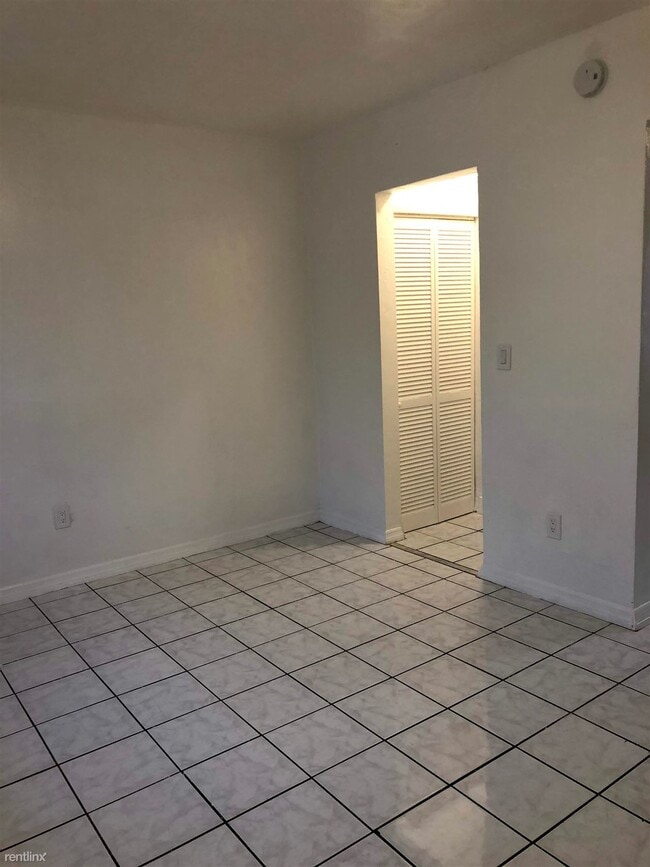 Building Photo - Studio, 1 bath  - 2030 NE 162nd St 4