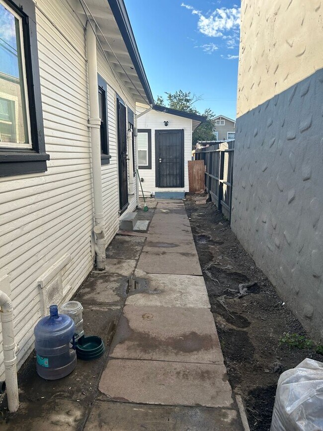 Building Photo - 1 Bedroom 1 bad home Duplex in Oakland