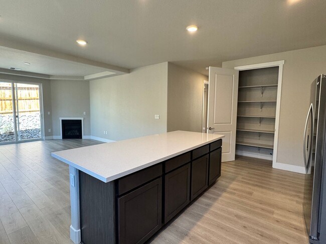 Foto del edificio - 4 BED | 2.5 BATH | SINGLE-STORY