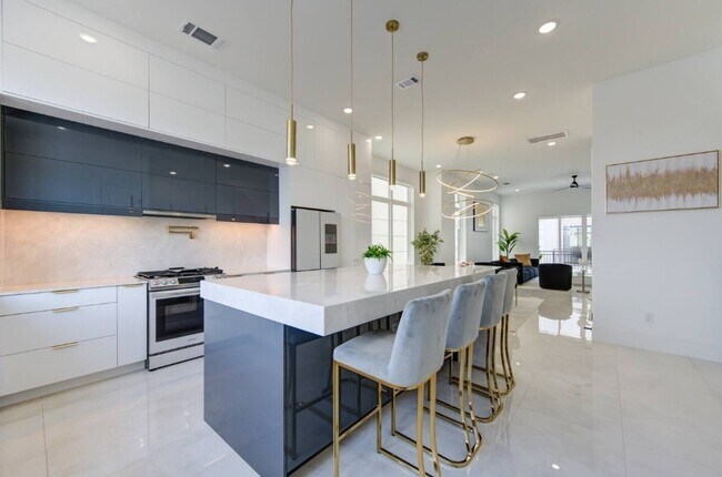 Foto del edificio - 5702 Fairdale Ln