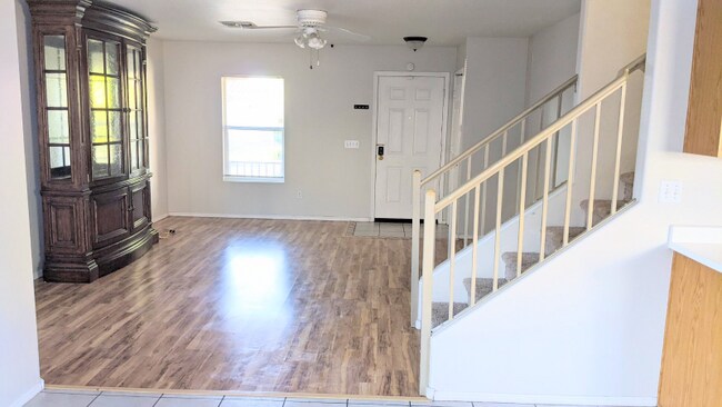 Foto del edificio - 8885 E Gail Rd