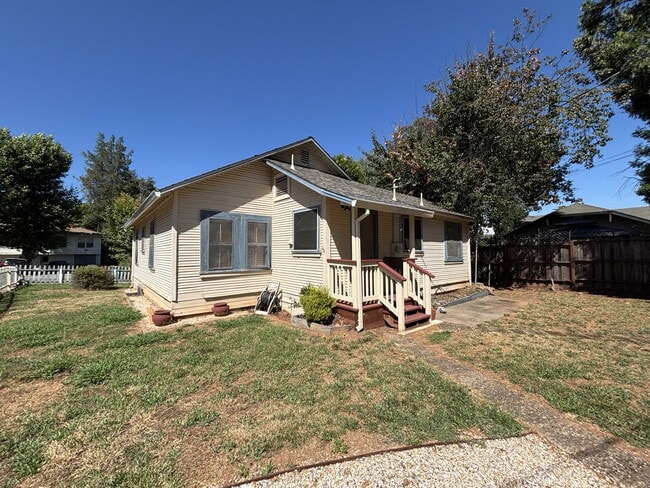 Building Photo - Adorable vintage 2-bed home on a quiet side street close to downtown Placerville!