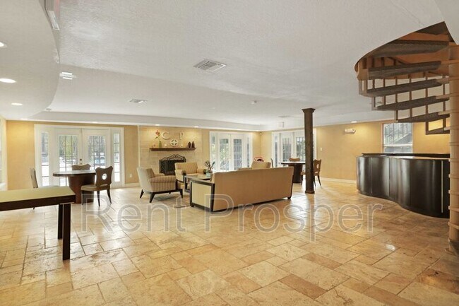Building Photo - 4042 Versailles Dr