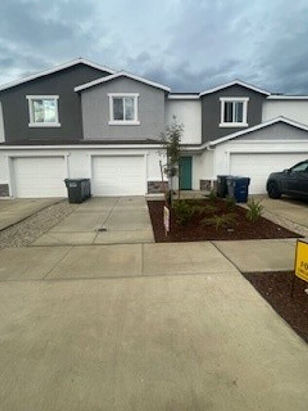 Foto principal - Brand New Townhouse for Rent