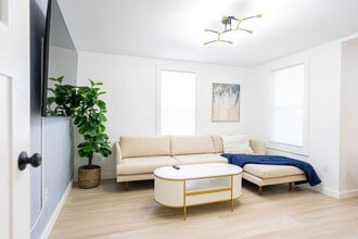 Building Photo - 42 White St Pl