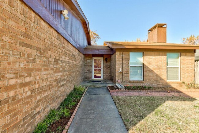 Building Photo - 841 N Robinson Ave