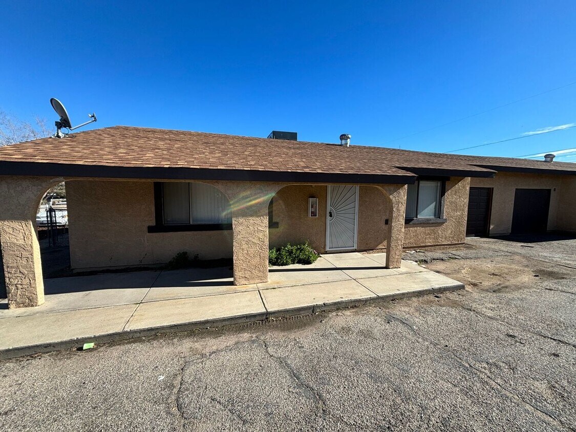 Foto principal - 16465 Smoke Tree St