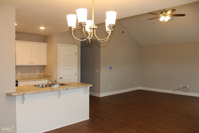 Building Photo - 7040 White Pine Ave
