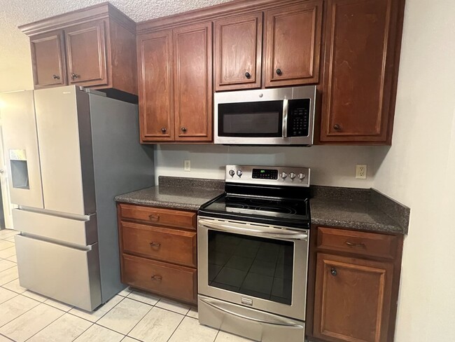 Building Photo - 112 Oakwood Ct