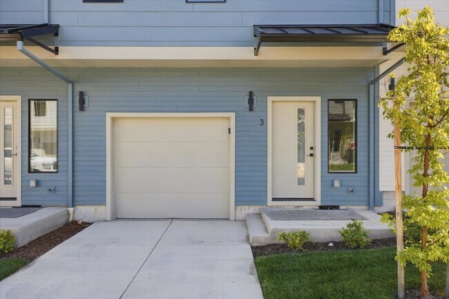 Building Photo - 2028 Sunset Dr