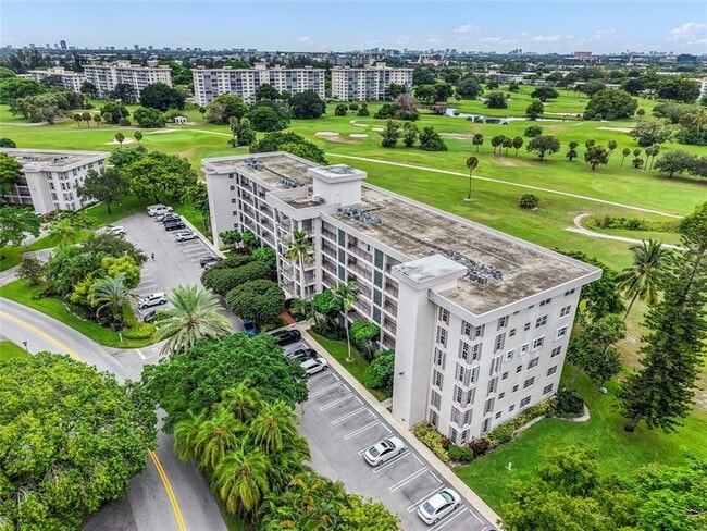 Building Photo - 2950 N Palm Aire Dr