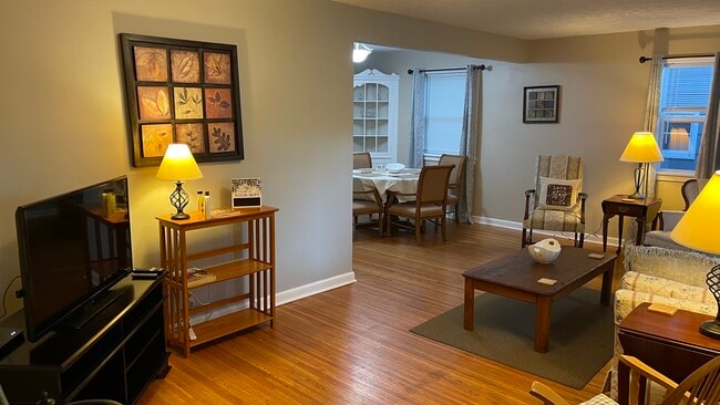 Salón - 3 Stanford Rd W