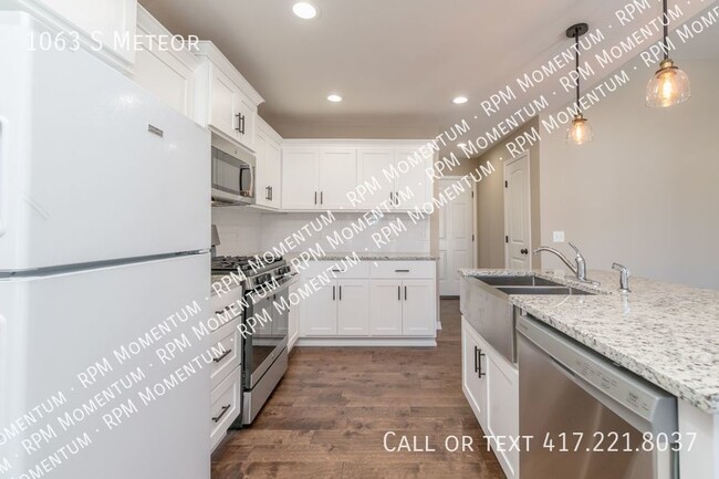 Building Photo - 3 BED, 2 BATH FARMHOUSE FOR RENT