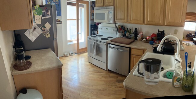 Kitchen - 142 W Ellsworth Ave