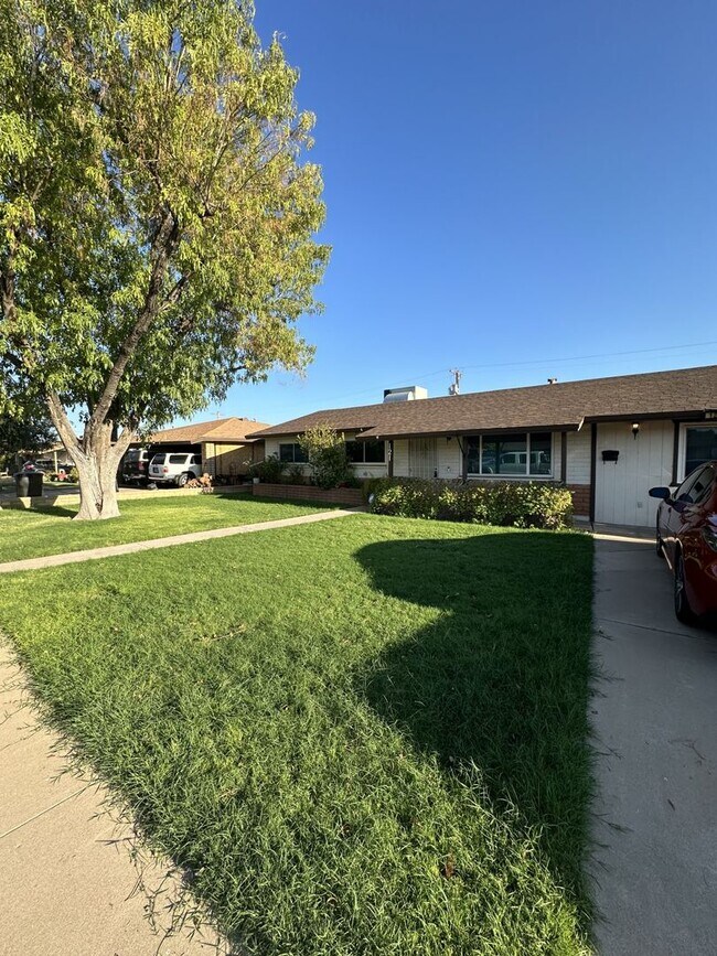 Foto del edificio - 4 Bedroom in Mesa @ Mesa Dr & Southern!