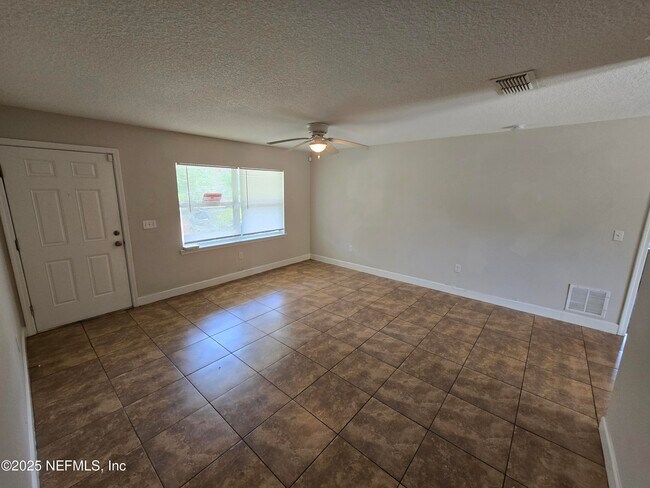 Foto del edificio - 2432 Firestone Rd