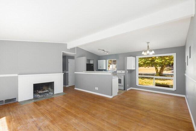 Building Photo - Rambler with Ideal Commuting Location in L...