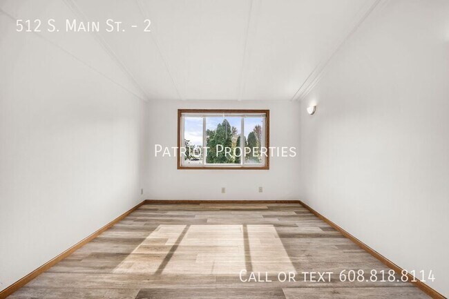 Building Photo - 1 bed/1 bath apartment in Deerfield, WI!