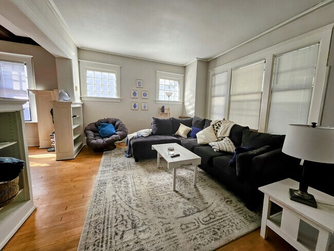 Foto del edificio - 2942 N Frederick Ave