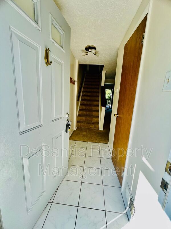 Building Photo - 925 Elm Ct
