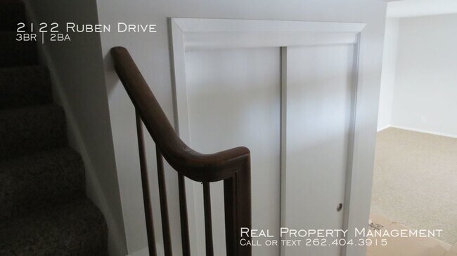 Building Photo - Three Bedroom Townhouse