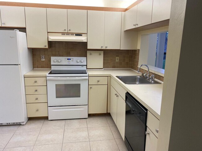 Building Photo - 3966 Cocoplum Cir