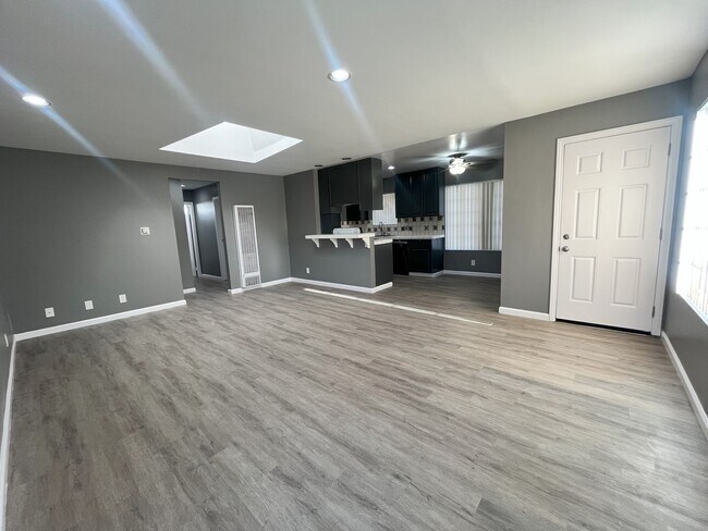 Foto del edificio - LARGE 2 BEDROOM 1 BATH UPSTAIRS UNIT WITH ...