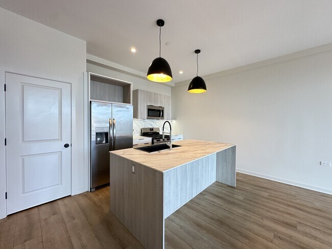 Foto del edificio - 6340 W Belmont Ave