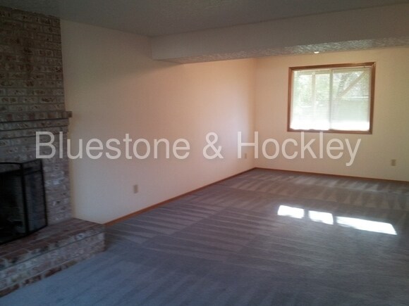 Building Photo - 13512 NE Couch St