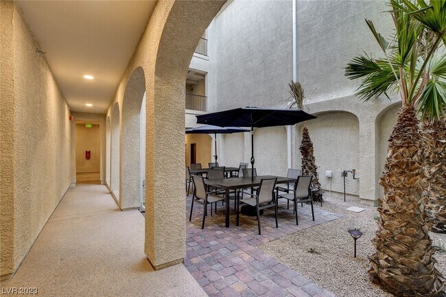 Foto del edificio - 2555 Hampton Rd