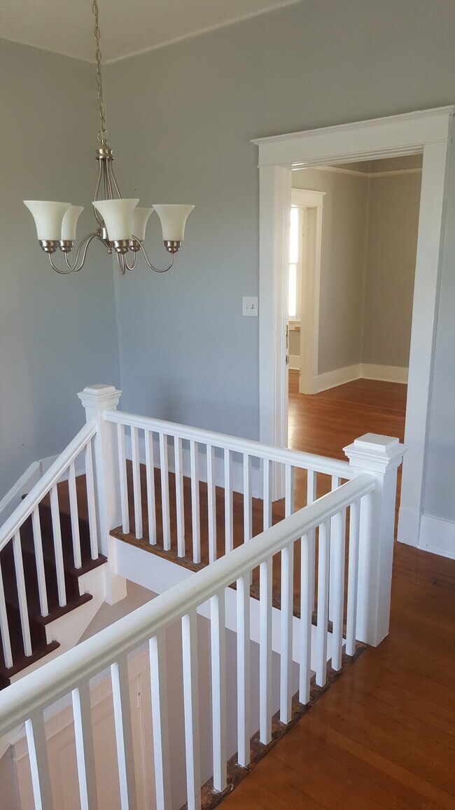 Building Photo - 8 Fontainebleau Dr