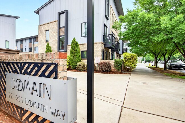 Building Photo - Ready to move into this beautifully maintained townhome with an attached garage in the heart of S...