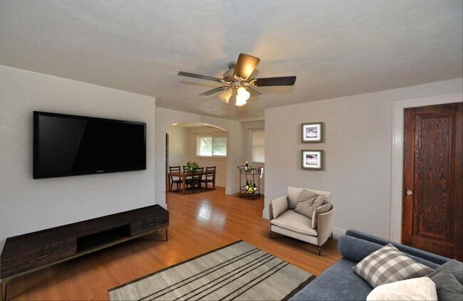upper level - 3625 Kinzie Ave