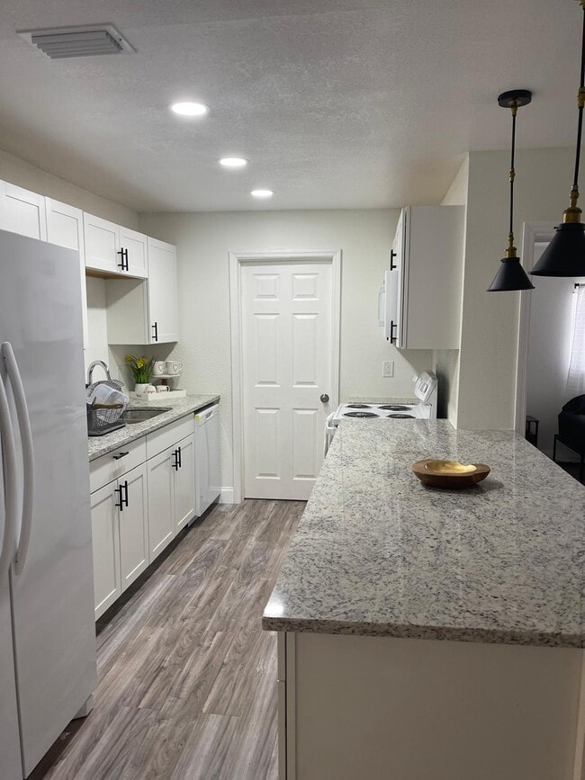 Building Photo - 2265 Dolphin Rd