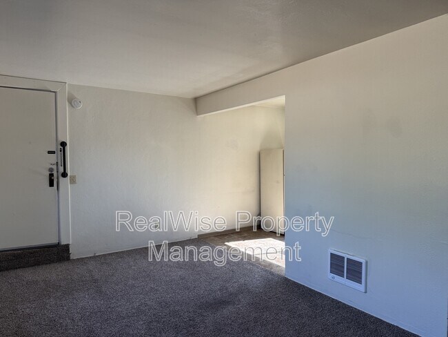 Foto del edificio - 3028 NE Douglas Ave