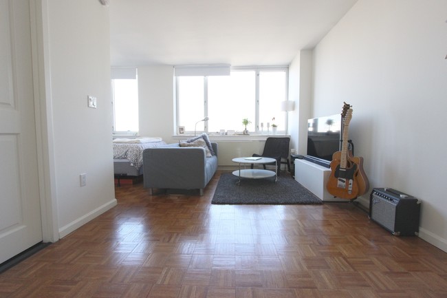 Building Photo - 350 W 43rd St