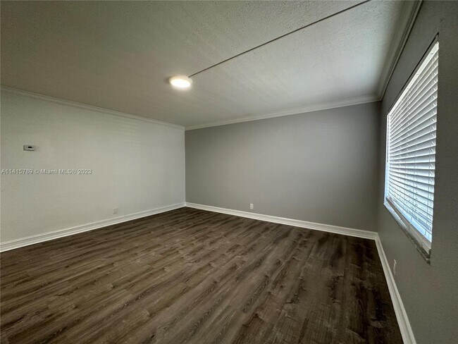 Foto del edificio - 1400 NE 56th St