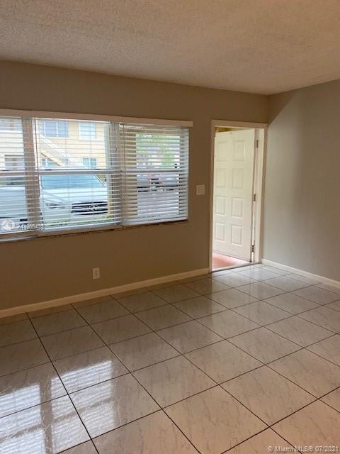 Foto del edificio - 10176 Twin Lakes Dr