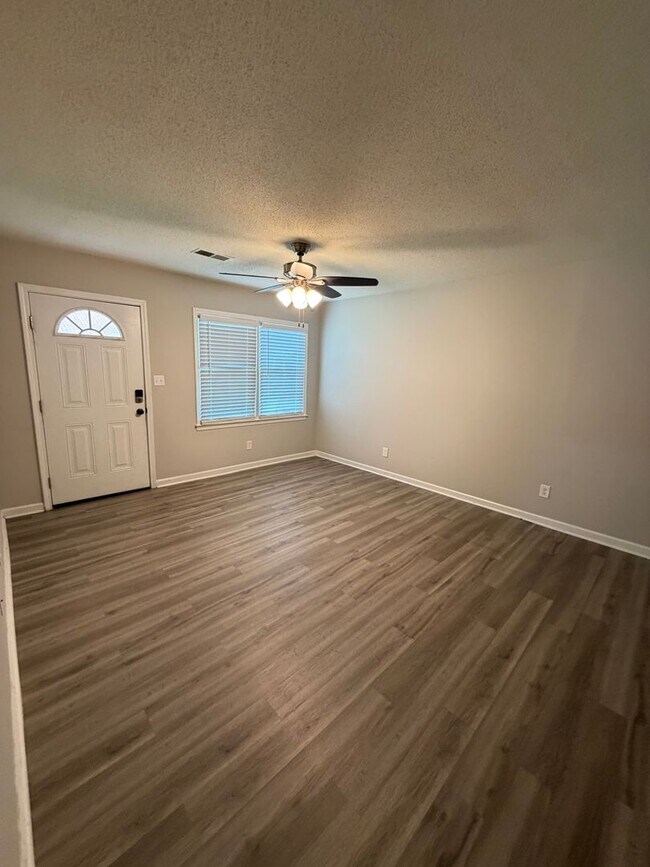 Foto del edificio - 1100 Chandler Dr