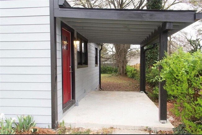 Building Photo - 2418 Crestview Ave