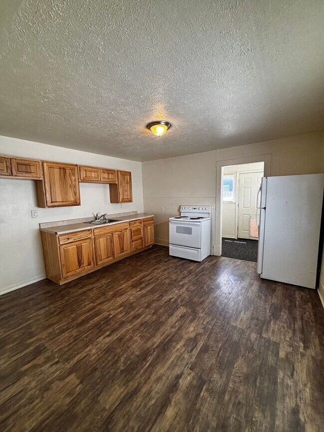 Foto del edificio - Quaint home with fully fenced yard and updates