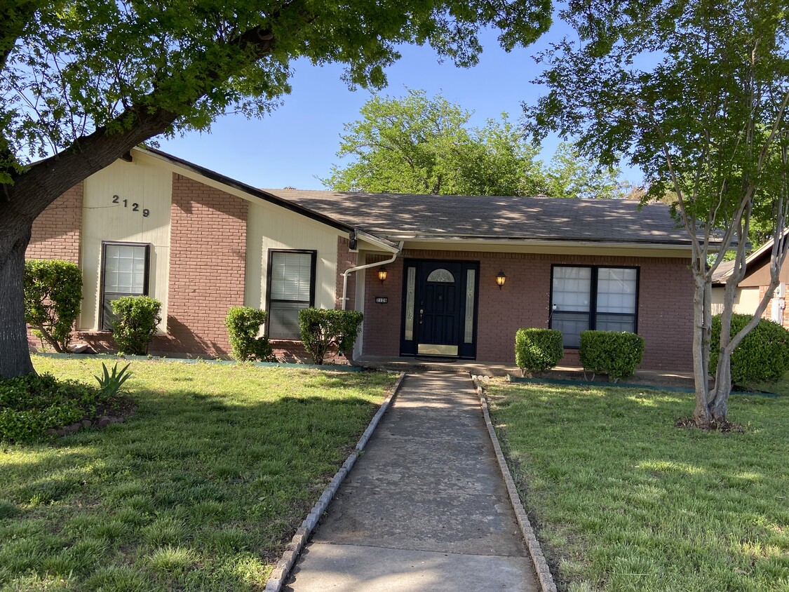 Primary Photo - 2129 Poppy Ln