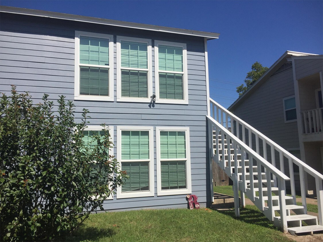 Primary Photo - 403 Manuel Dr