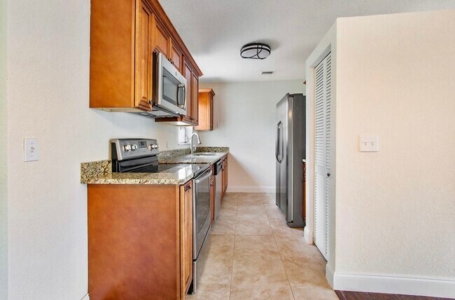Building Photo - 136 Prima Vista Blvd