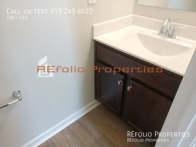 Building Photo - Stunning 5 Bedroom Home with Guest Suite a...