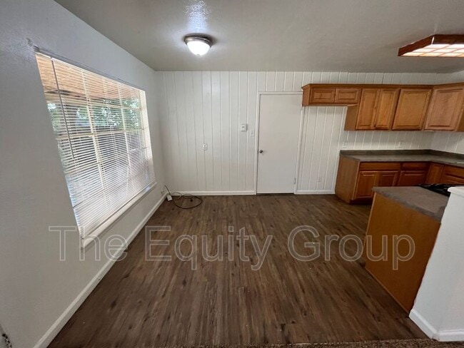 Foto del edificio - 315 W Kaweah Ave