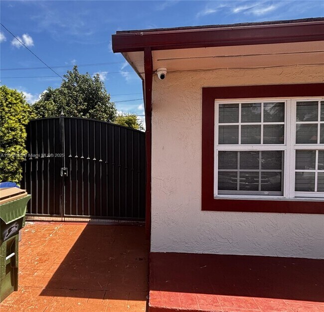 Foto del edificio - 6871 SW 9th St